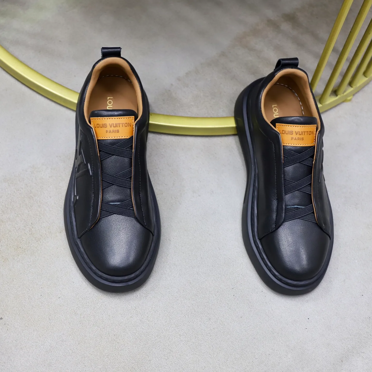 Men's shoes: 480💰🙅‍♂️🙅‍♂️🙅‍♂️ Brand: LV Louis Vuitton Standard code: 38-44 (45 customized) Grade: Same as the official website Material: Original cowhide fabric Comfortable cowhide lining Increased lightness, wear-resistant and soft outsole Style category: Men's fashionable casual shoes Running sneakers Distinguished luxury brand elements Top luxury Color: actual picture color